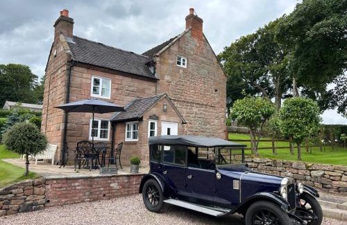 Cauldon Low House | Farmhouse - Sleeps 6 - Pet friendly - Garden