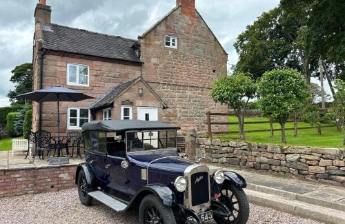 Cauldon Low House | Farmhouse - Sleeps 6 - Pet friendly - Garden
