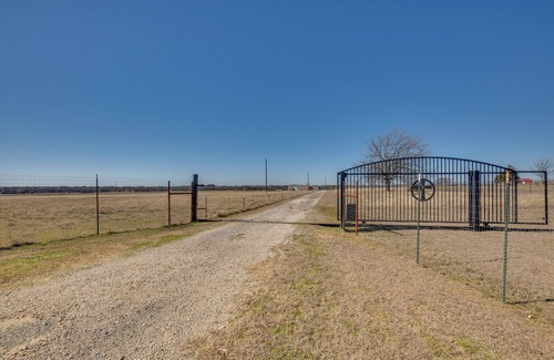 Sanger House | Farmhouse w/RV Parking: Close to Lake Ray Roberts