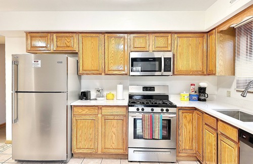 Hickory Hills Apartment | Fast Wi-Fi/4KTV/Free parking/Comfy beds/Getaway