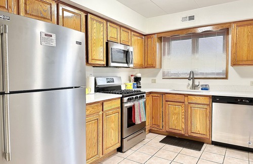 Hickory Hills Apartment | Fast Wi-Fi/4KTV/Free parking/Comfy beds/Getaway