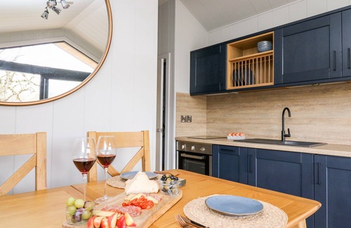 Llandrindod Wells Cottage | FAWN’S REST, romantic, with hot tub in Rhayader