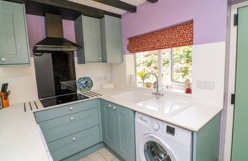 Edwinstowe Cottage | FAYE COTTAGE, pet friendly, character holiday cottage in Edwinstowe