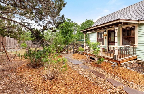 Canyon Lake House | Featured in USA Today -Tiny Texas House-King Bed-Private Hot Tub