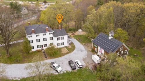 Epping Apartment | Federal on Exeter Circa 1805 Sleeps 8