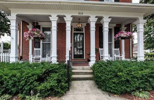 Dyersville House | Federalist style home close to down town minutes from the Field of Dreams!