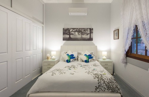 East Tamworth House | Federation 5 Bedroom Home - Walk to CBD - Full hot Breakfast provisions incl.