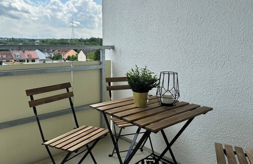 Neusass Old Town Apartment | Feel-good apartment with a great view + close to Augsburg University Hospital