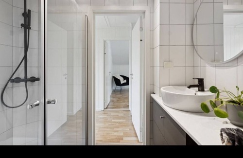 Tromsdalen Apartment | FeelHome 3 bedrooms near Arctic cathedral