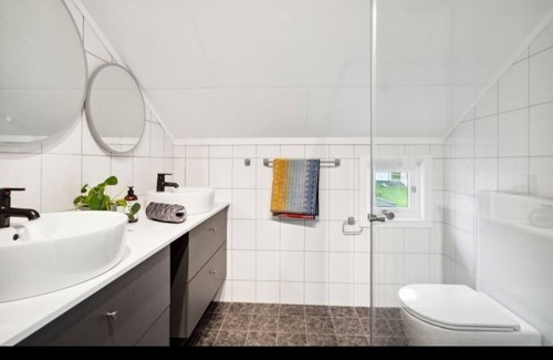 Tromsdalen Apartment | FeelHome 3 bedrooms near Arctic cathedral
