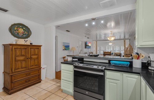 Laguna Beach Estates Cottage | Feeling Beachy Cottage, Sleeps 6, Steps away from the beach!