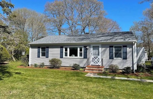 East Falmouth House | Feet in sand, then return to yard, hammock, deck, outdoor shower, bbq, fire pit!