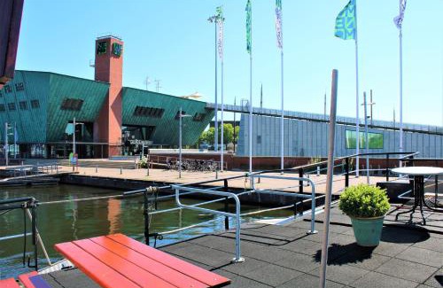 Amsterdam City Centre Boat Rental | Felicitas