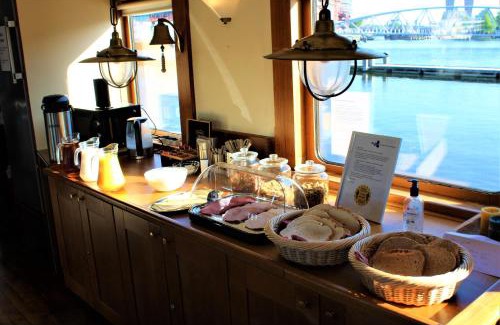 Amsterdam City Centre Boat Rental | Felicitas
