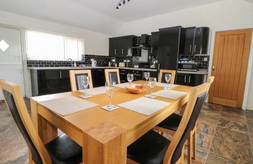 Caergeiliog House | Felin Manaw