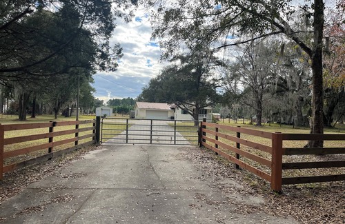 Palatka House | Fenced Fisherman's 3 bedroom house in charming Palatka with WiFi and AC