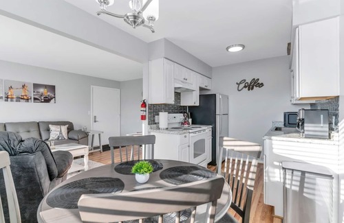Lake Fenton Apartment | Fenton Flats- Parisian Place With On Site Hot Tub