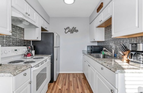 Lake Fenton Apartment | Fenton Flats- Parisian Place With On Site Hot Tub