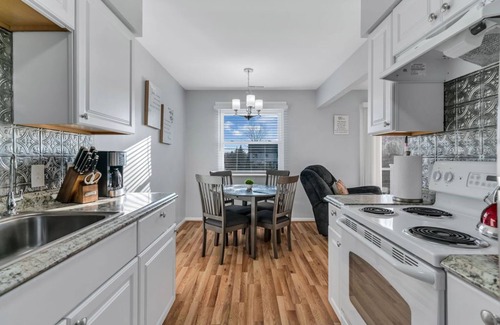 Lake Fenton Apartment | Fenton Flats- Parisian Place With On Site Hot Tub