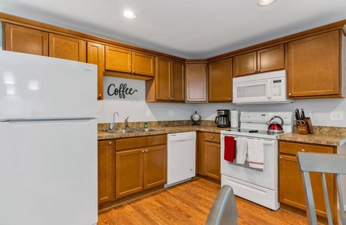 Lake Fenton Apartment | Fenton Flats- Suite 5 With On Site Hot Tub and Personal Garage