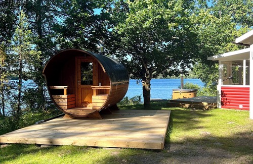 Hultsfred House | Ferien Direkt am See mit Sauna, Badetonne, Boot und Eigenem Steg Kpl. Saniert