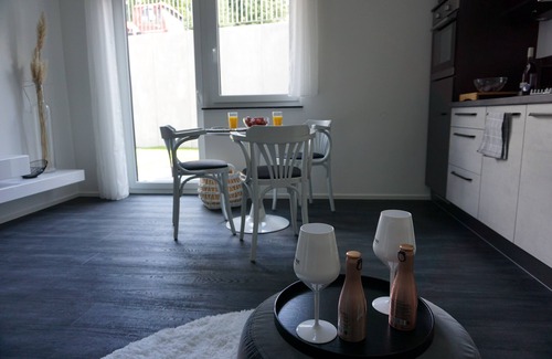Saaldorf Condo | Ferienhaus mit 6 Apartments, Terrasse und Blick auf den Stausee