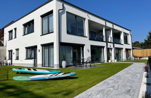 Saaldorf Condo | Ferienhaus mit 6 Apartments, Terrasse und Blick auf den Stausee