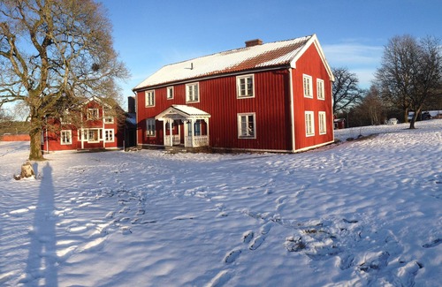 Asenhoga House | Ferienhof Sörgården - Historic solid wood house and 2 large vacation apartments