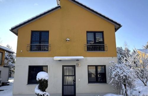 Treptow-Koepenick House | Ferienpark Rübezahl am Müggelsee, Haus 15 Zeder mit eigener Sauna, idealer Ort für Natur- und Erholungssuchende, für Radfahrer, Familien mit Kindern und Hundeliebhaber