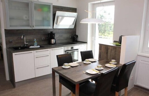 Ostseebad Dierhagen Apartment | Ferienwohnung mit Balkon in Einem Reetdachgedecktem Strandhaus