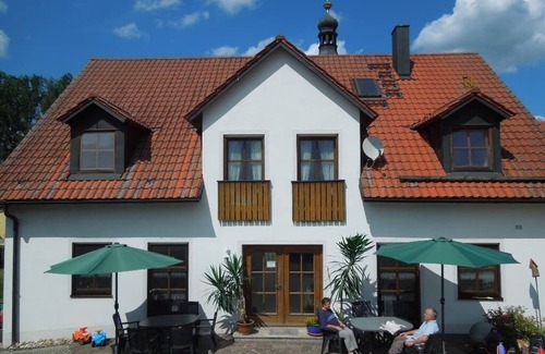 Neunburg vorm Wald Apartment | Ferienwohnung mit Grillmöglichkeit in Garten und viele Tiere am Hof für die Kinder