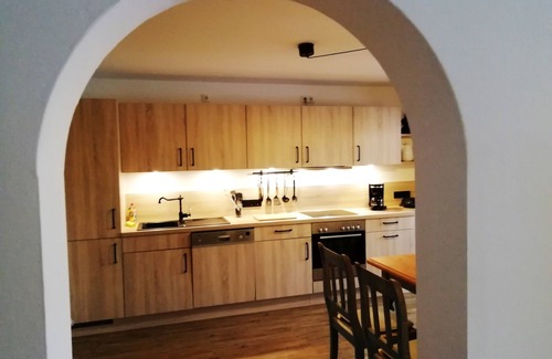 Siegsdorf Apartment | Ferienwohnung 100qm, Balkon, 2 Schlafzimmer, Wohnzimmer, Badewanne, Bergblick, Wlan, max 4 Pers