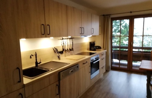 Siegsdorf Apartment | Ferienwohnung 100qm, Balkon, 2 Schlafzimmer, Wohnzimmer, Badewanne, Bergblick, Wlan, max 4 Pers