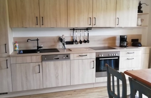 Siegsdorf Apartment | Ferienwohnung 100qm, Balkon, 2 Schlafzimmer, Wohnzimmer, Badewanne, Bergblick, Wlan, max 4 Pers