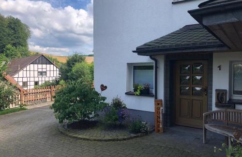 Meschede Apartment | Ferienwohnung am Wald mit Garten & Hot-Tub & Alpakas