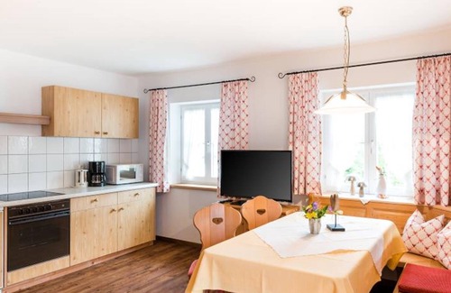 Vorderhindelang Apartment | Ferienwohnung - Café Mali - Ferienwohnung mit Südbalkon