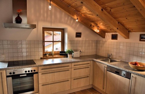 Grabenstatt Apartment | Ferienwohnung im Dachgeschoss mit Sichtdachstuhl, 48 qm, für 2 - 4 Pers., Vollholzmöbel, überdachter Südbalkon mit Bergbl
