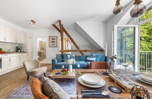 Hedwigenkoog Apartment | Ferienwohnung Krabbe mit Balkon, Schlafzimmer und Moderner Einrichtung