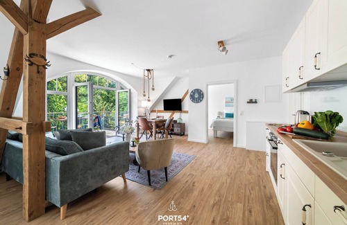 Hedwigenkoog Apartment | Ferienwohnung Krabbe mit Balkon, Schlafzimmer und Moderner Einrichtung
