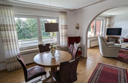 Meppen Apartment | Ferienwohnung Leni erstes OG inkl Balkon Gartenblick kostenfreier Parkplatz stadtnah aber ruhig gelegen