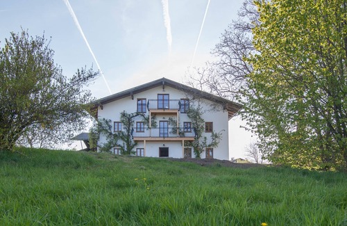 Seeon-Seebruck Apartment | Ferienwohnung Lindlhof mit Balkon