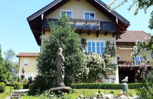 Bad Endorf Apartment | Ferienwohnung Nr. 1 - "Panoramablick", 108 qm Obergeschoss, 1 separates Schlafzimmer