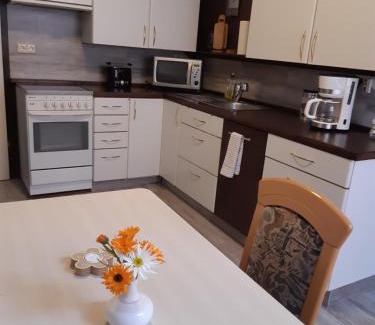 Aue Apartment | Ferienwohnung Weiß
