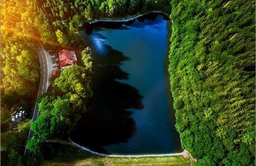 Sangerhausen House | Ferienwohnungen & Campingfässer am Kunstteich