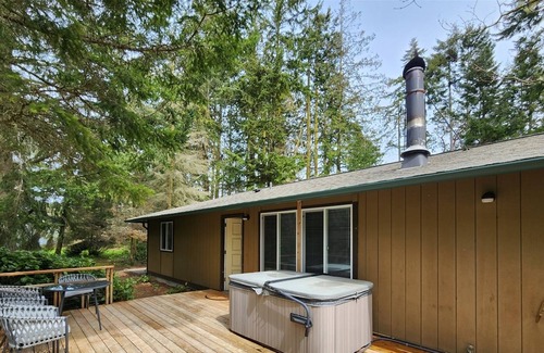 Mains Farm House | Fern Gully: Cozy cottage, Hot tub, Wood stove