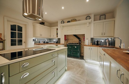 Laugharne Cottage | Fernhill House, Detached Georgian house with stunning views with HOT TUB