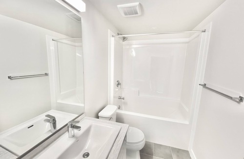 Sardis House | Few minutes walk to Veddar River, Cultus lake and Water theme park