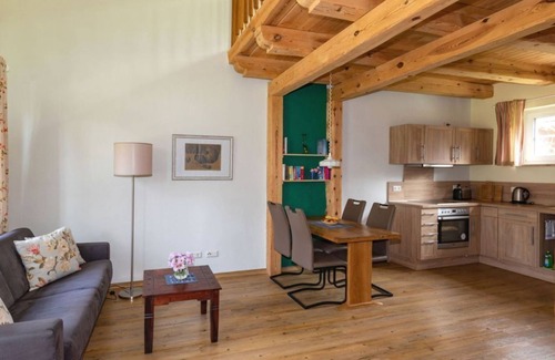 Burg-Dorf Apartment | Fewo 1, Schlafgalerie, Wz/küchenz., Du/wc - Froschkönig Ferienhaus und Ferienwohnungen