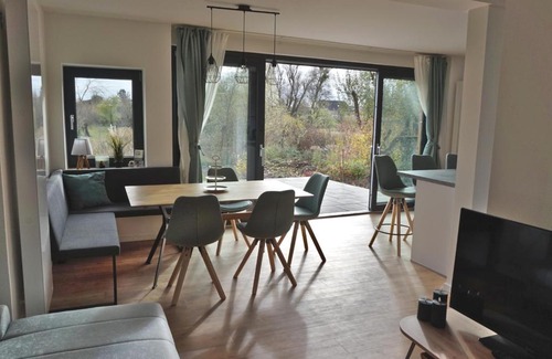 Bad Freienwalde Apartment | FeWo EG am Fluss mit Terrasse - eine grüne Oase