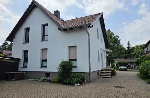 Suedost Apartment | FeWo Monarchenhügel in Seenähe, Garten, Terrasse, Carport mit Wallbox